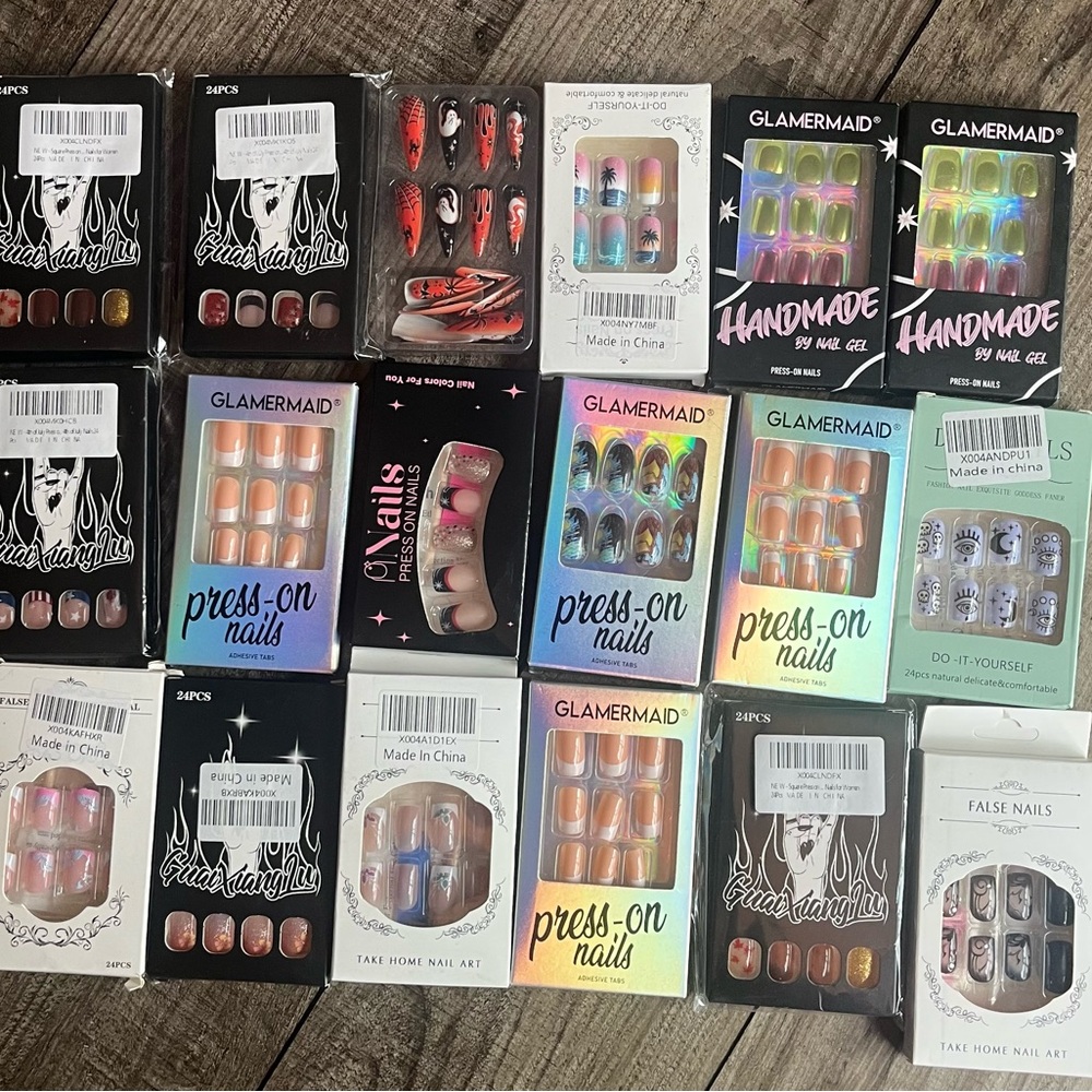 Press-On Nails - set of 18 total Multicolor